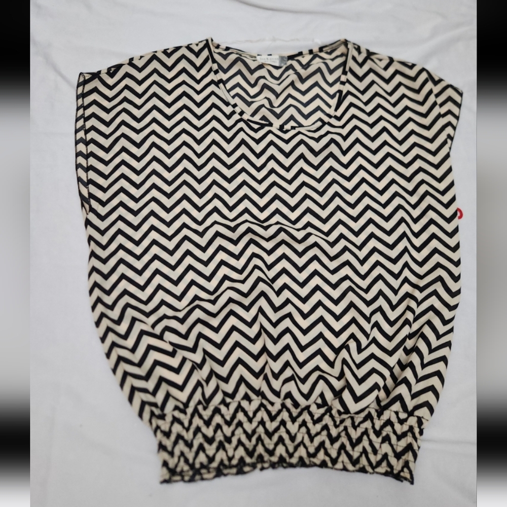 Jon & Anna Women's Size Medium Beige zig Blouse #C23